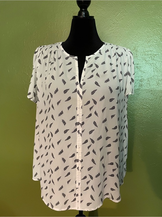 Monday Fun Tops - White Short-Sleeve Feather-Print Blouse